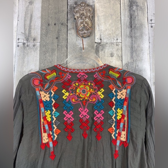 Johnny Was Biya Embroidered Tunic Top in Grey Multicolor Size Medium. - Picture 3 of 12